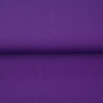 Violetti kangas rullalla tasaisella pinnalla