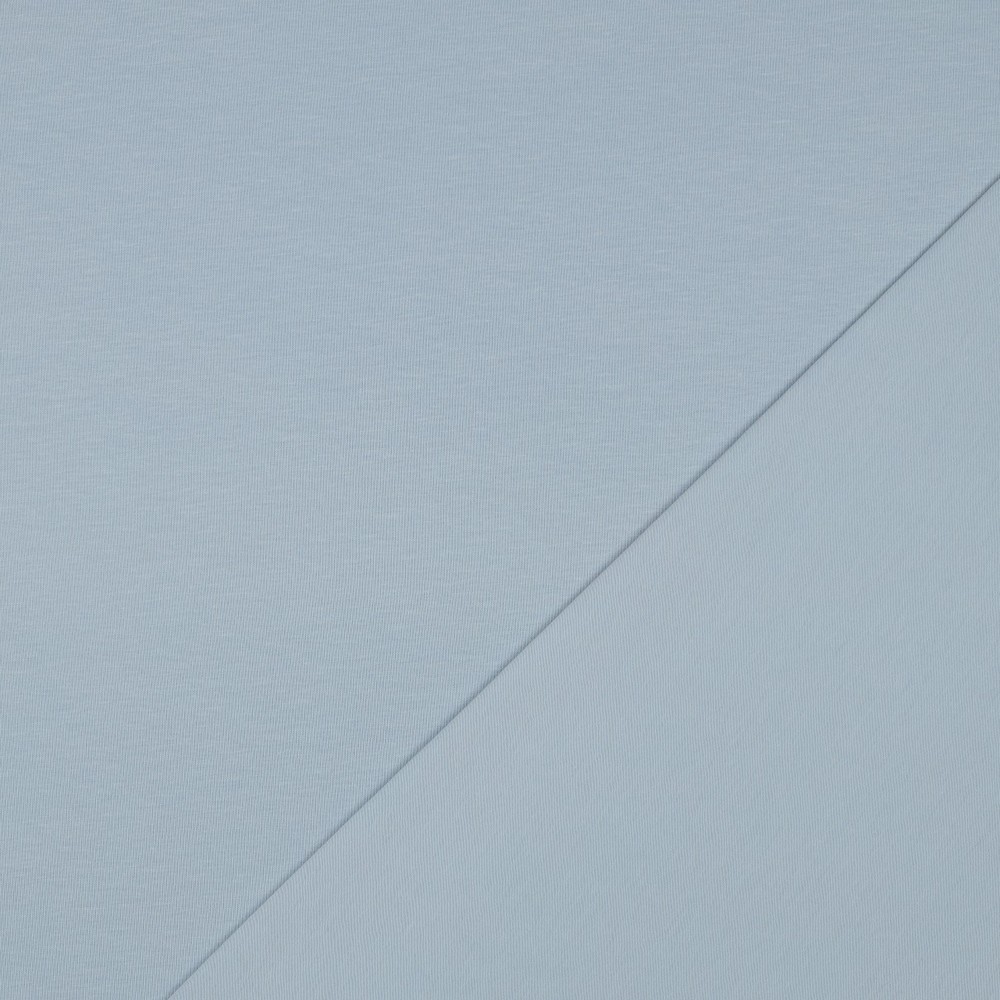 Vaaleansininen kangas diagonaalisella saumalla