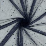 Tüllkangas siniste ja mustade südametega muster