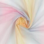Värviline tüllkangas pastelsetes toonides keeratud voldiks
