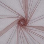 Punane tüllkangas väikeste täppidega muster