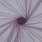 Lilla tüllkangas väikeste täppidega muster