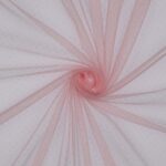 Roosa tüllkangas väikeste täppidega muster