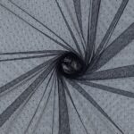 Must täpitriibuline tüllkangas keerutatud mustriga