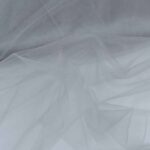 Hõbedane tüllkangas pehmel taustal