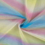 Värviline tüllkangas pastelsetes toonides voltidena