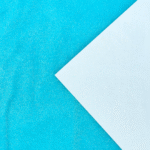 Valge paber sinisel taustal