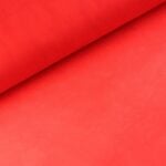 Erepunane riidetükk tekstiili lähedalt