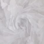 Valge tüll liblika mustriga kangas