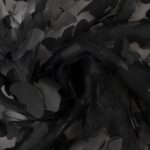 Must tüllkangas liblika mustriga