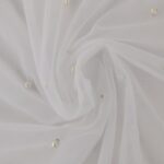 Valge tüllkangas pärlitega kaunistatud