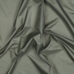 Hallikasroheline kortsus kangas lähivaates