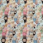 Armas muster jänesekostüümis nukkudega