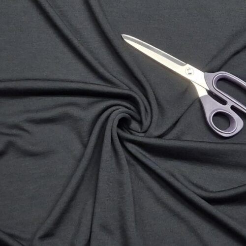 Käärid mustal kangal voltidega