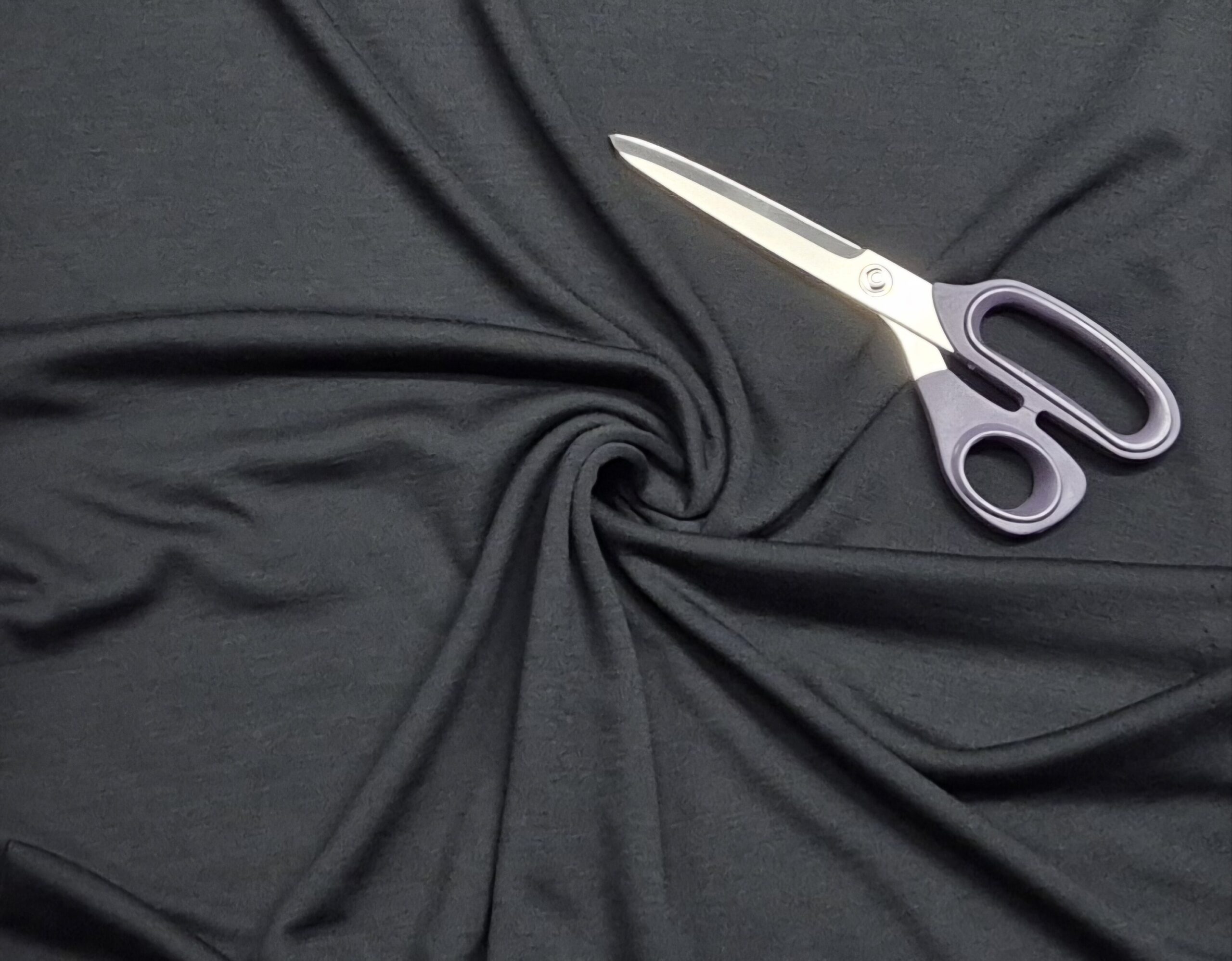 Käärid mustal kangal voltidega