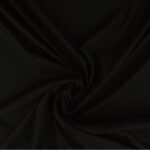 Must venitatud kangas keerutatud voldiga