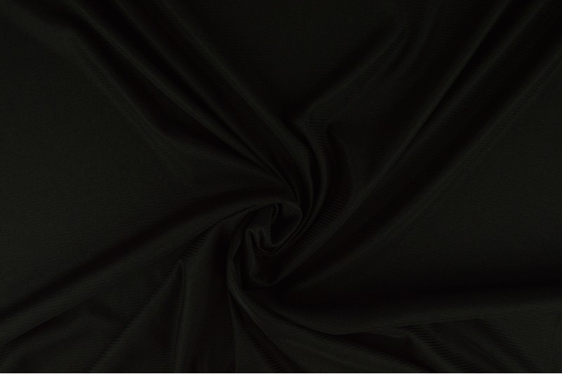 Must venitatud kangas keerutatud voldiga