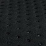 Must tekstuuriga kangas väikeste punktidega muster
