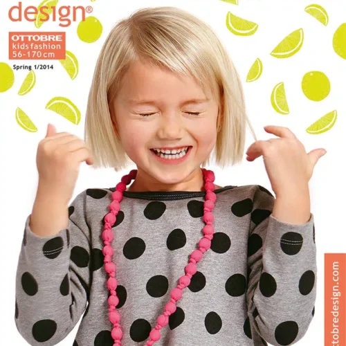 Naeratav laps moelõbusas täpilises kleidis