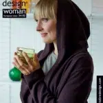 Naine kapuutsiga jopega hoiab rohelist tassi