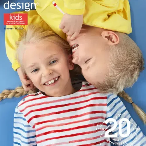 Kaks naeratavat last triibulistes rõivastes ajakirja kaanel