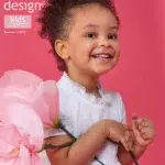 Naeratav laps roosal taustal hoiab suurt lille.