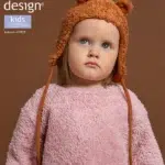 Laps roosas kampsunis ja karvases mütsis