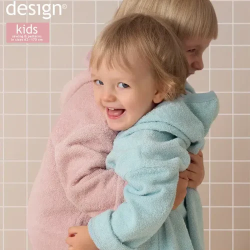 Kaks last kallistavad pastelsetes hommikumantlites.