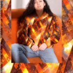 Naine oranži geomeetrilise mustriga dressipluusis