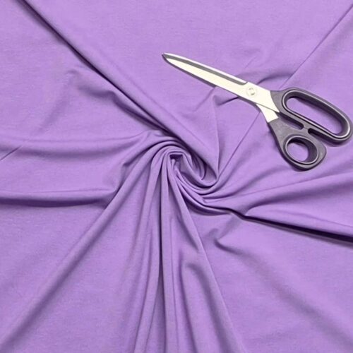 Lilla kangas ja käärid õmblustööks