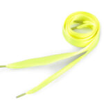 Kollased satiinist kingapaelad valgel taustal