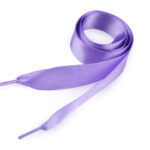 Lilla satiinist kingapael valgel taustal