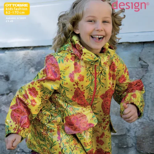 Laps värvilises mantlis jookseb ja naeratab