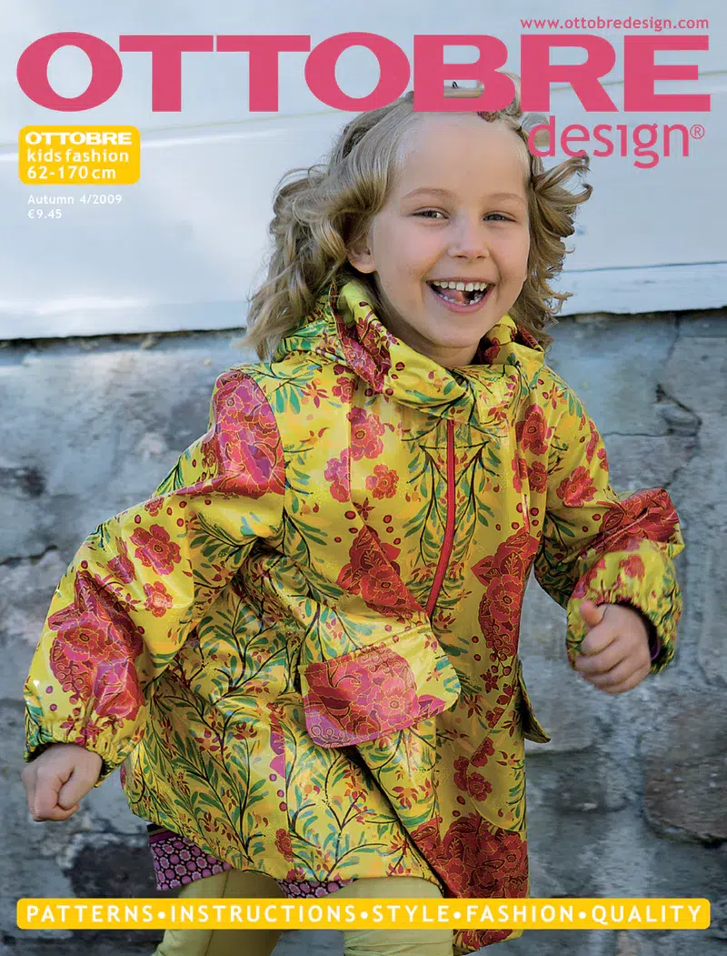 Laps värvilises mantlis jookseb ja naeratab