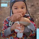 Laps sügisrõivastes hoiab pehmeid mänguseeni