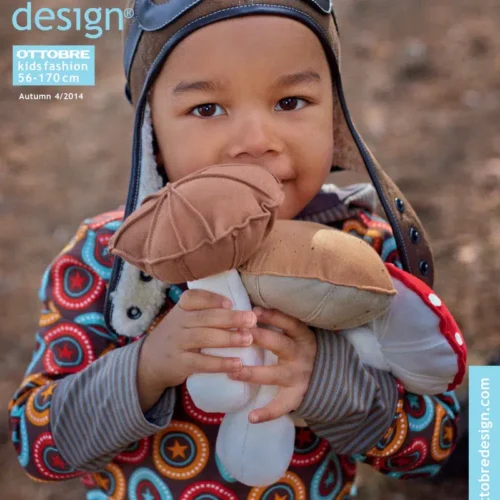 Laps sügisrõivastes hoiab pehmeid mänguseeni