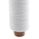 Valge õmblusniit rullil