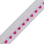 Hõbedane lint roosade südametega muster