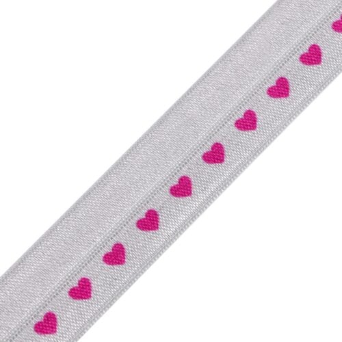 Hõbedane lint roosade südametega muster