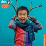 Laps värvilises moerõivas poseerib hirvesarved peas