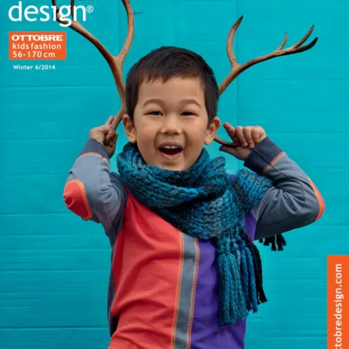 Laps värvilises moerõivas poseerib hirvesarved peas