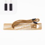 Pruun nöör mustade otstega pakendil