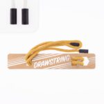 Kollane nöör mustade otstega kaardil