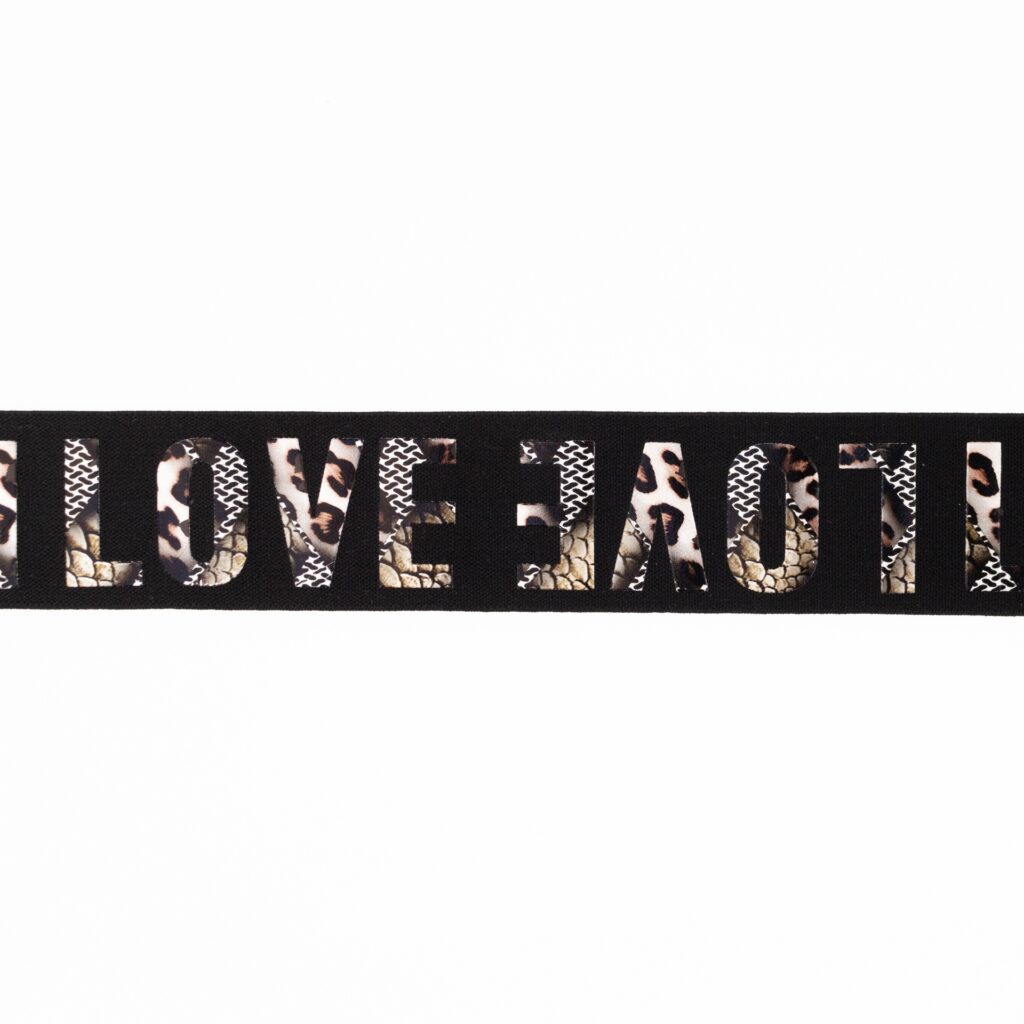 Mustriline lint kirjaga LOVE