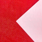 Roosa paber punasel sädeleval taustal