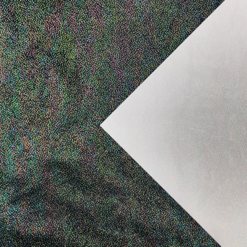 Hõbedane läikiv kangas vikerkaare mustriga