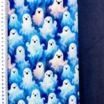 Armsad kummitused sinisel kangamustril valge joonlaua kõrval