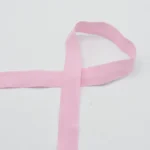 Heleroosa elastne pael valgel taustal