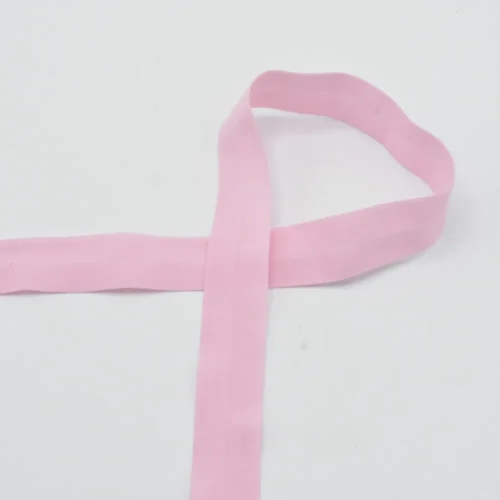 Heleroosa elastne pael valgel taustal