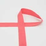 Roosa puuvillane kaldpael valgel taustal